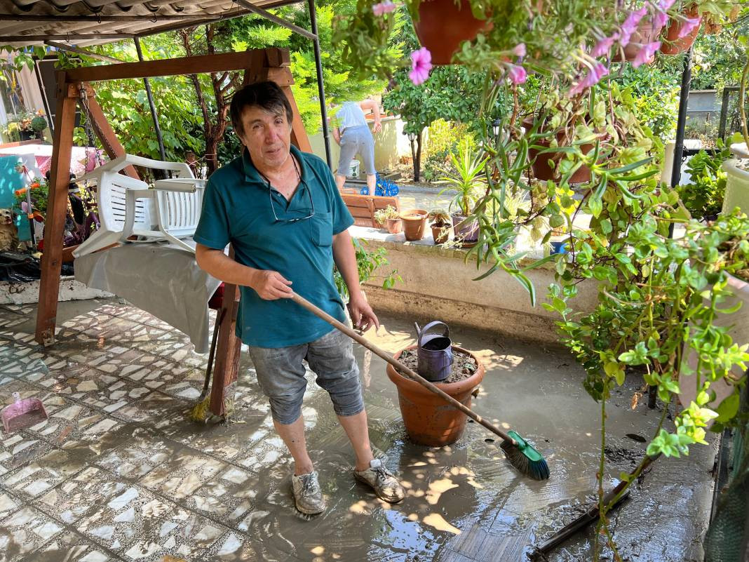 İstanbul'da sağanak hayatı felç etti! Araçlar sular altında kaldı - Resim: 19